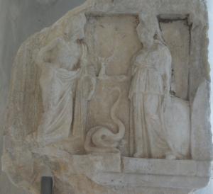 Афина дарует титул proxenus (консул) и благодетель жителю Кротона. Рядом с ней (вероятно) Асклепий. Музей Акрополя, ок. 330 г. до н. э.