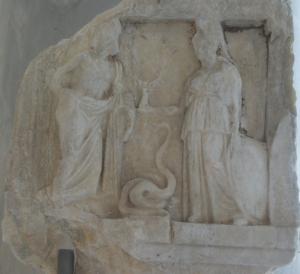 Афина дарует титул proxenus (консул) и благодетель жителю Кротона. Рядом с ней (вероятно) Асклепий. Музей Акрополя, ок. 330 г. до н. э.